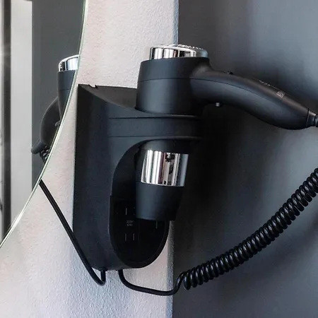 Black & White Design E Comfort - Parking E Wifi Apartment Saronno
