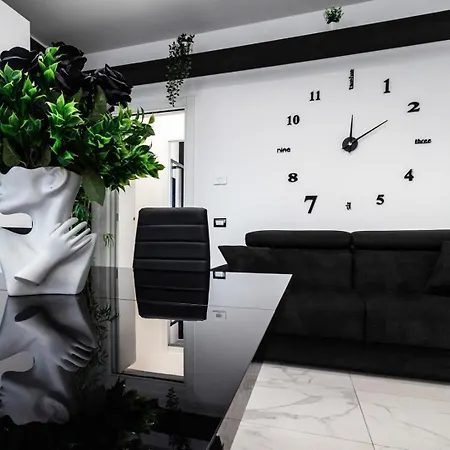 Black & White Design E Comfort - Parking E Wifi Apartment *