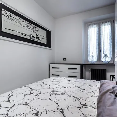 Black & White Design E Comfort - Parking E Wifi Apartment Saronno