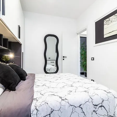Black & White Design E Comfort - Parking E Wifi Apartment *