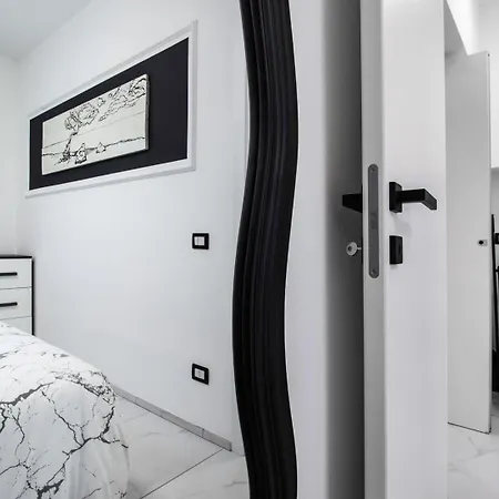Black & White Design E Comfort - Parking E Wifi Apartment